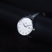 Luxury watch (R22876015): watch face angled view right zoomed out